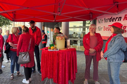 CGSP-Gewerkschaftsmitglieder streiken vor dem Ministerium der DG
