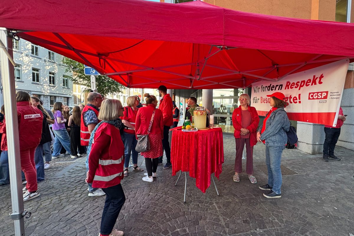 CGSP-Gewerkschaftsmitglieder streiken vor dem Ministerium der DG