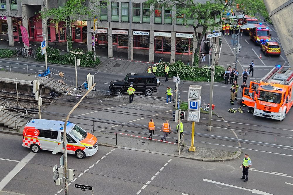 Der Geländewagen, der in Stuttgart an einer Haltestelle in eine Menschenmenge gefahren ist