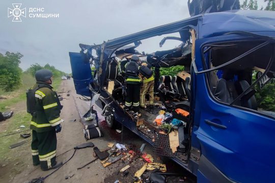 Der zerstörte Bus in Sumy nach dem russischen Angriff