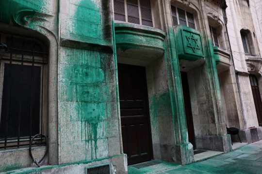 Grüne Farbe auf den Außenmauern der Agoudas Hakehilos-Synagoge in Paris