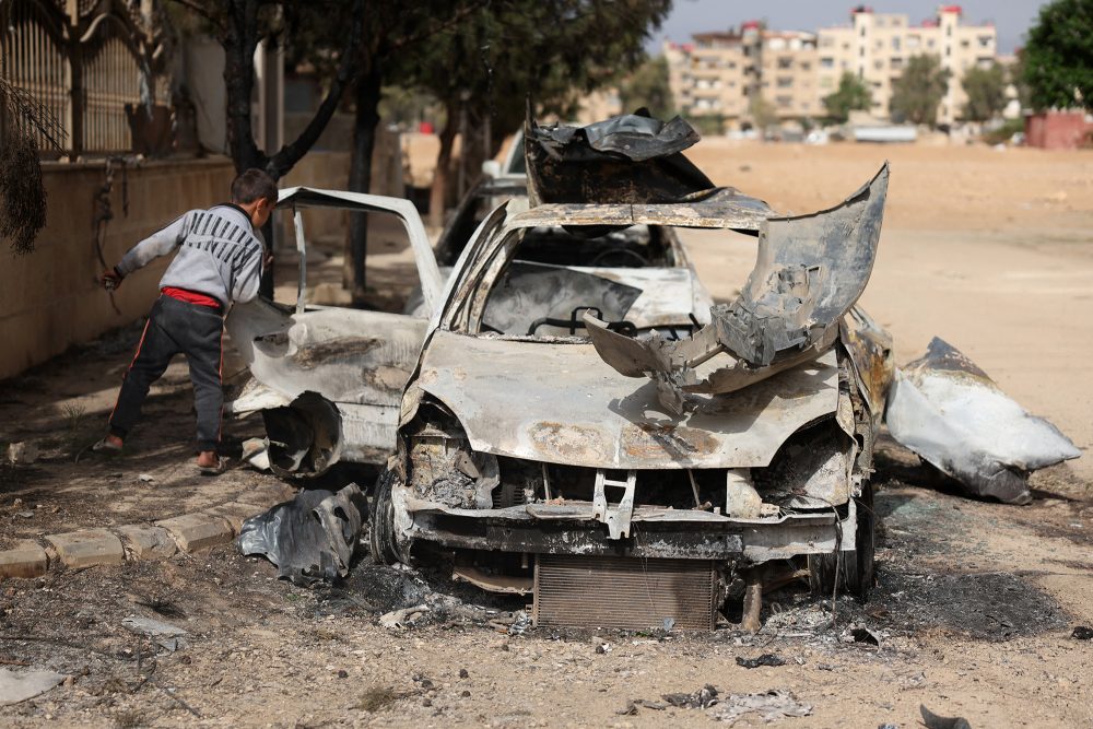 Zerstörtes Auto nach einem Anschlag in Ashrafiyat Sahnaya, in der Nähe von Damaskus