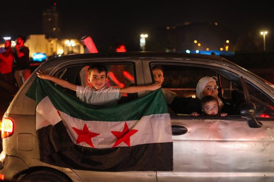 Syrische Familie in Auto feiert das Ende der US-Sanktionen