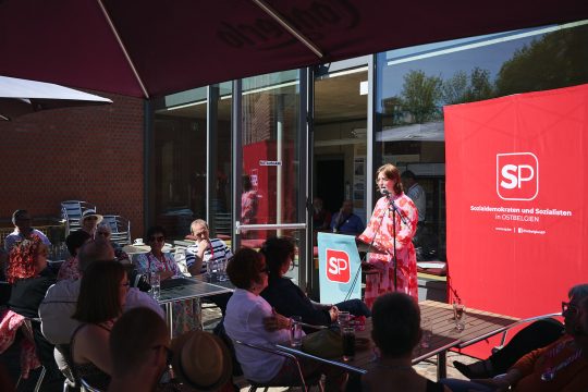 Linda Zwartbol bei ihrer Rede zum Tag der Arbeit