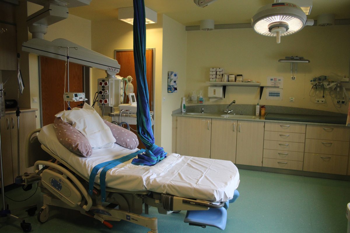 Kreißsaal mit speziellem Bett für gebärende Frauen