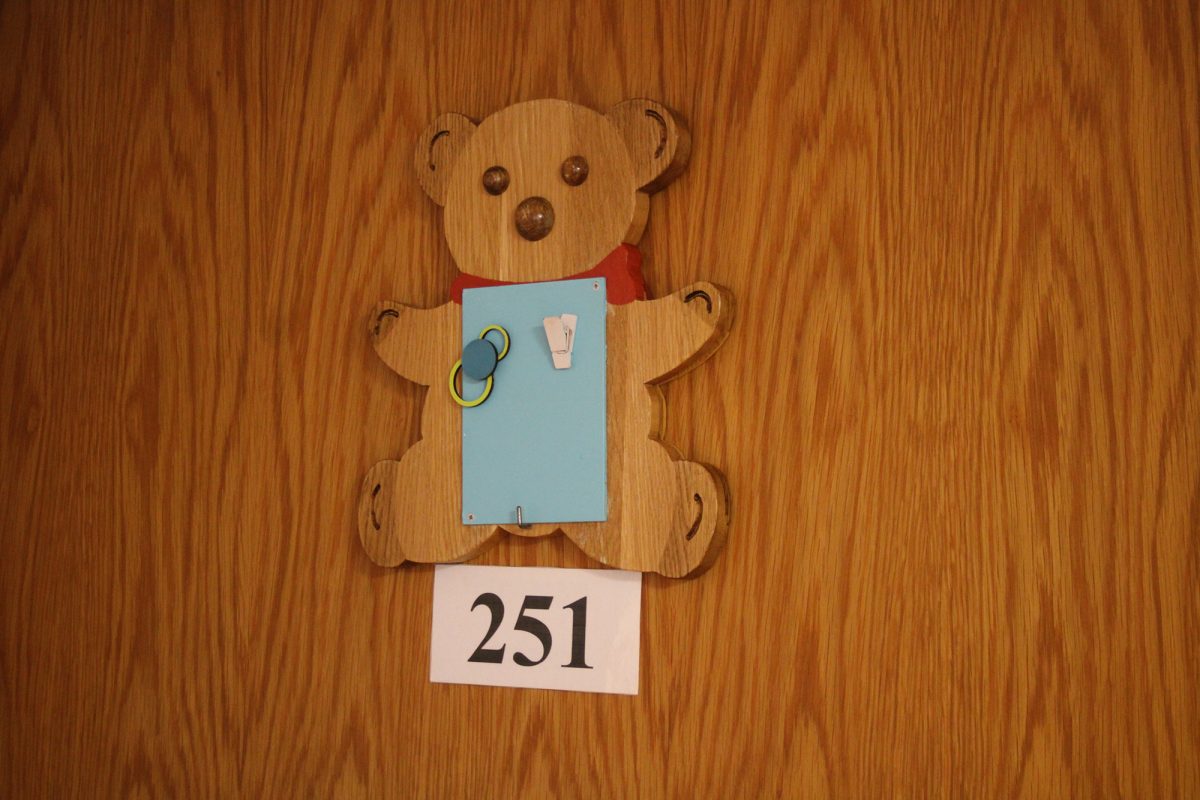 Zimmernummer mit Bärchen-Holzfigur