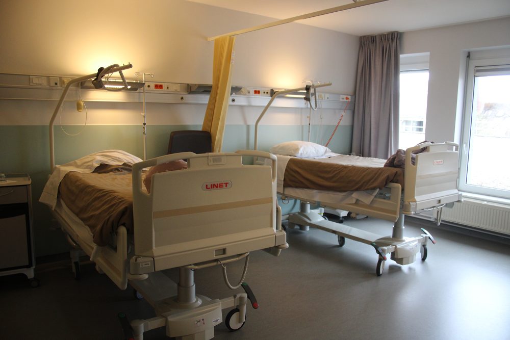 Zwei Krankenhausbetten in einem Zimmer der Wochenstation