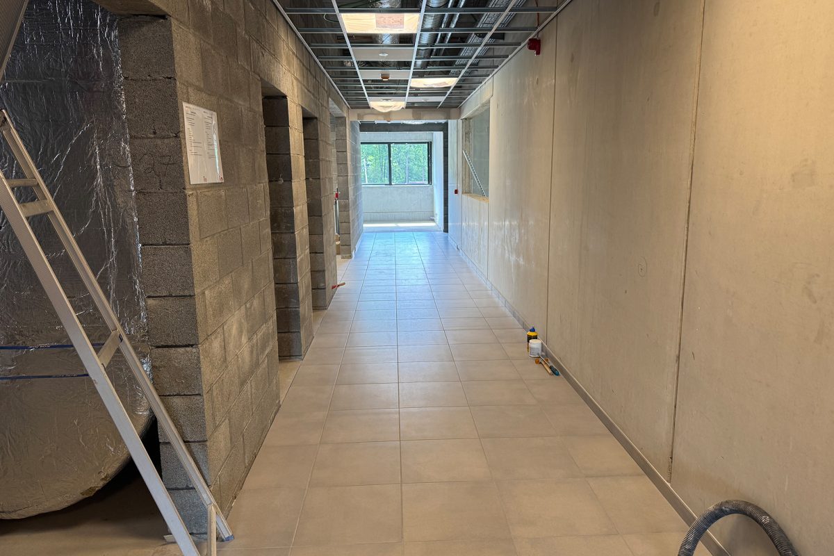 Flur im neuen Sportkomplex, der noch im Bau ist
