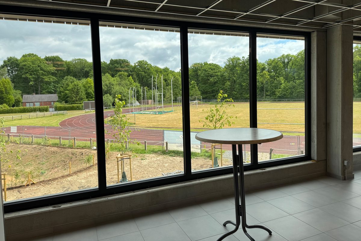 Blick aus dem Sportkomplex auf die Außensportanlage mit Laufbahn