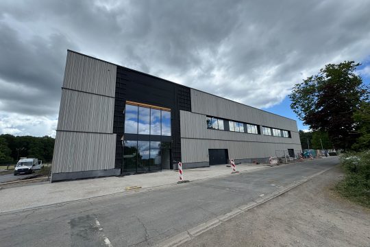 Außenansicht des neuen Sportkomplexes auf Schönefeld
