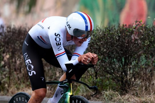 Josh Tarling siegt mit einer Sekunde Vorsprung auf Primoz Roglic beim Giro-Zeitfahren