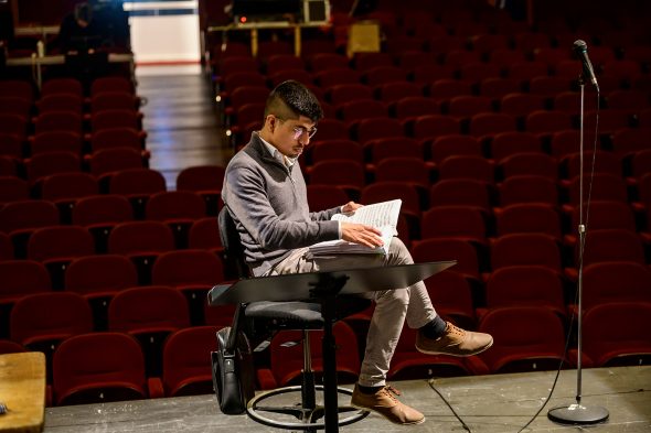 Tayner Dafur-Díaz bei einer Probe zu "Don Pasquale"