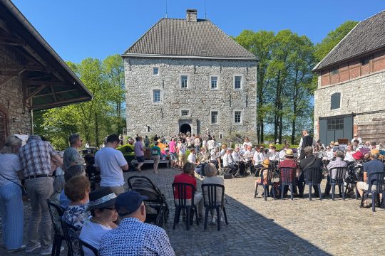 Besucher im Hof vor dem Schloss Weims