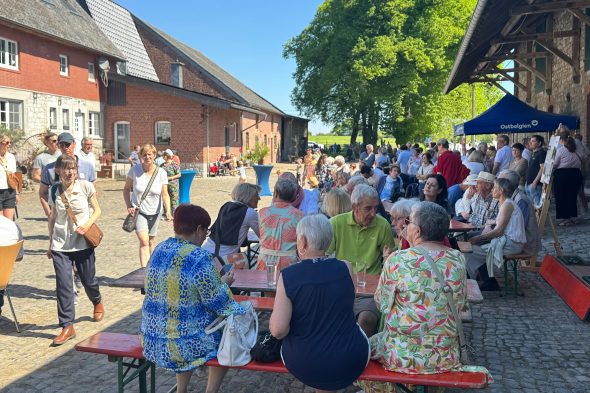 Besucher im Hof vor dem Schloss Weims