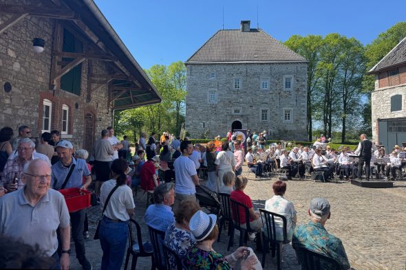 Besucher im Hof vor dem Schloss Weims