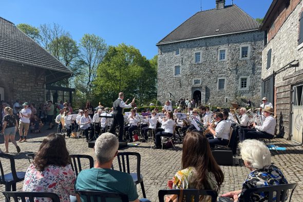 Besucher im Hof vor dem Schloss Weims