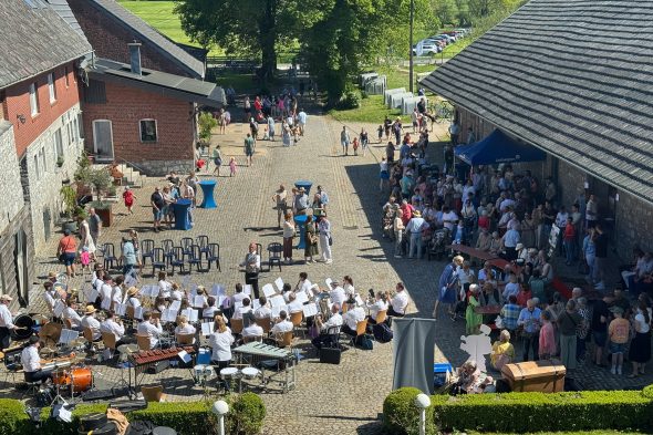 Besucher im Hof vor dem Schloss Weims