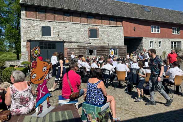 Besucher im Hof vor dem Schloss Weims