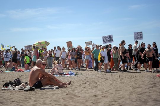 Protestierende am Strand von Teneriffa
