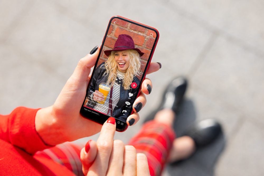 Eine Frau sieht sich ein Tiktok-Video auf ihrem Smartphone an