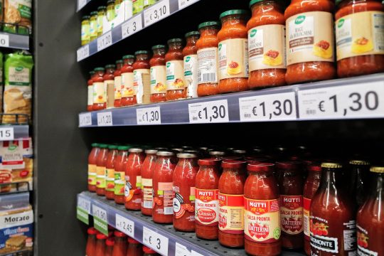 Gläser und Flaschen mit Tomatensoße im Supermarkt