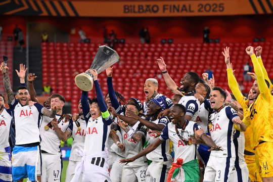 Die Spieler von Tottenham Hotspur mit dem Pokal