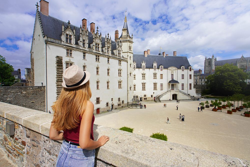 Touristin betrachtet das Château des ducs de Bretagne in Nantes