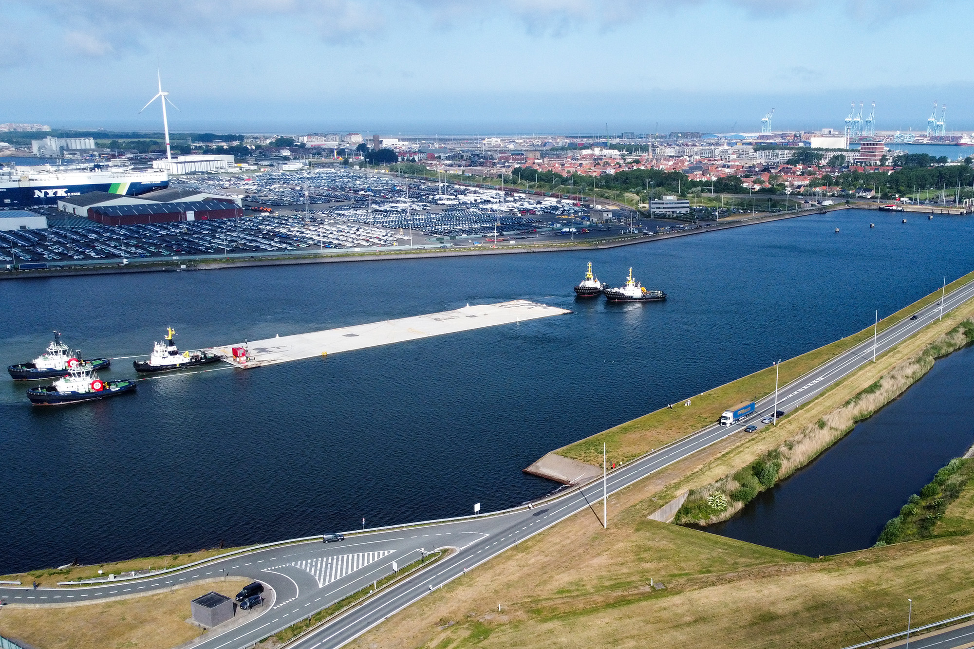 Erste-Partie-von-Scheldetunnel-nach-Antwerpen-geschleppt