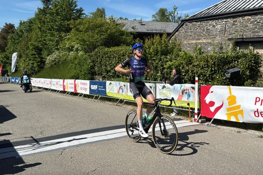 Michiel Hielen feiert den Tagessieg auf der 1. Etappe