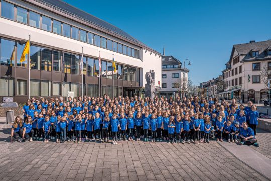 Die Mitglieder des Turnvereins 1895 St. Vith posieren vor dem Rathaus