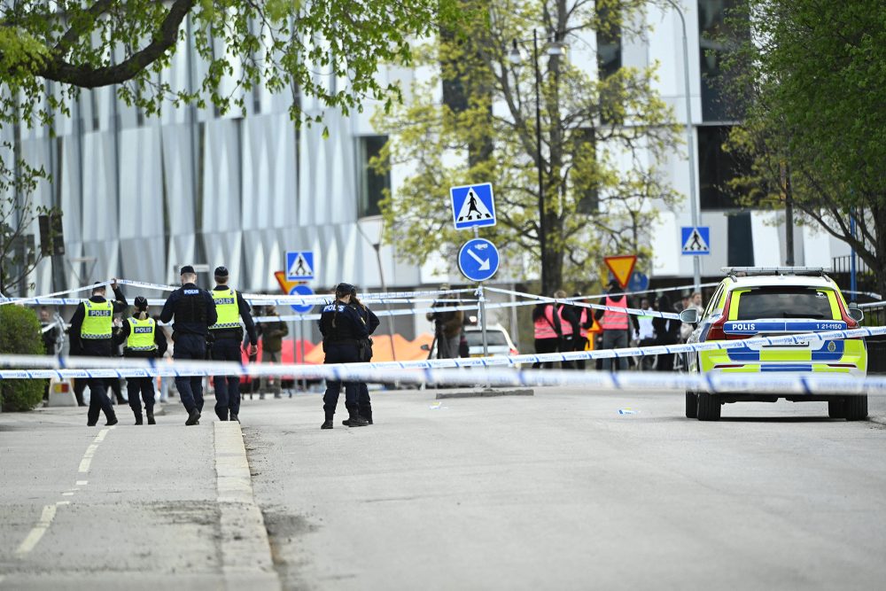 Polizeibeamte sperren den Tatort auf dem Vaksala-Platz im Zentrum von Uppsala ab