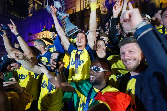 Die Spieler der Union Saint-Gilloise und ihr Trainer Sébastien Pocognoli (re.) lassen sich von ihren Fans feiern