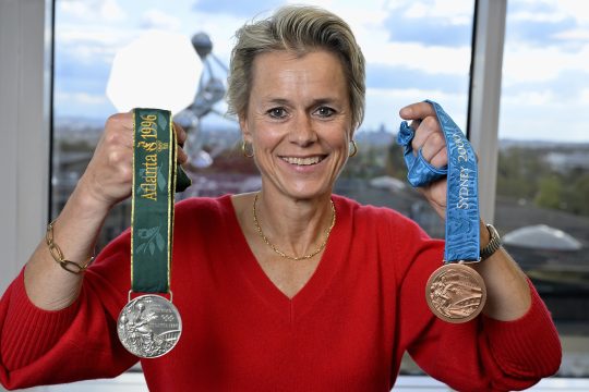 Gella Vandecaveye mit den zwei Repliken