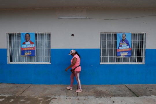 Wahlplakate in El Dorado, Bundesstaat Bolivar