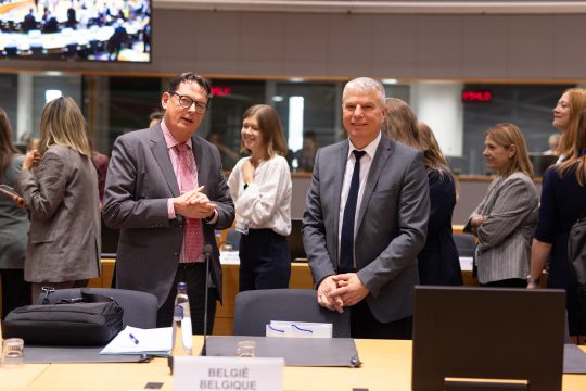 Der stellvertretende ständige Vertreter Belgiens in der EU, Bert Versmessen, und Minister Gregor Freches