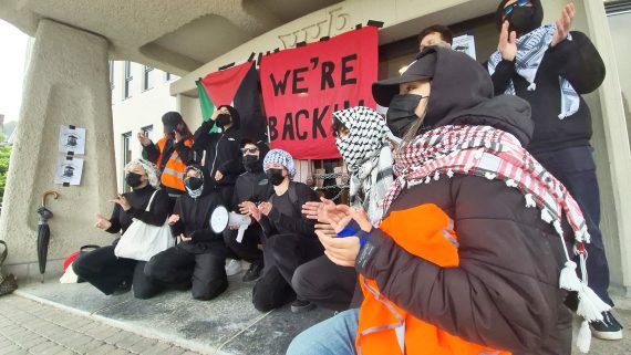 Pro-palästinensische Studenten blockieren den Eingang zur VUB