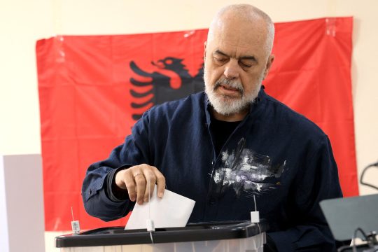Der Albanische Premierminister Edi Rama bei der Stimmabgabe