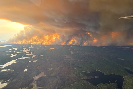Luftaufnahme der Waldbrände in Manitoba mit großen Rauchwolken, die in den Himmel emporsteigen