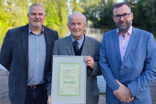 Der langjährige ZVS-Schriftführer Walter Reuter mit der Ehrenmitgliedsurkunde, Nachfolger Jochen Lentz und Präsident Dr. Jens Giesdorf