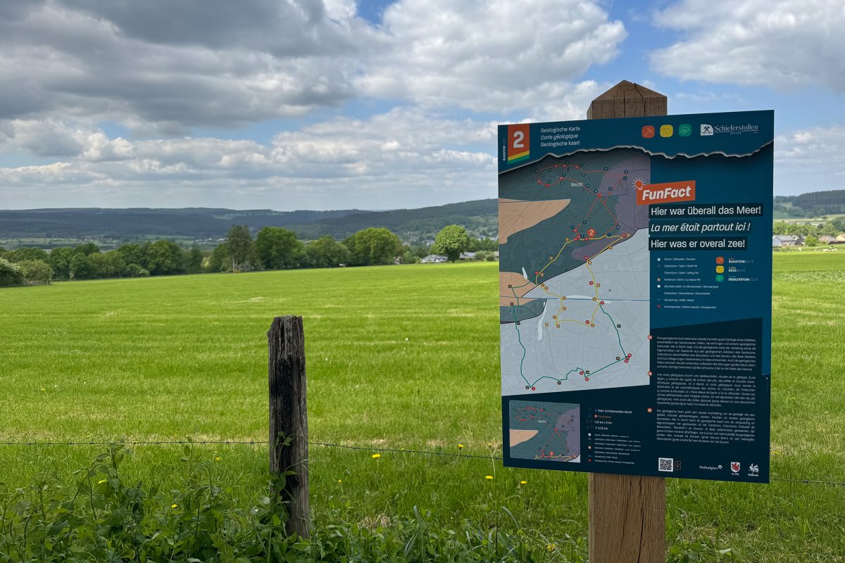 Infotafel an der Goldroute mit Informationen über die Ausbreitung des Meeres bis zu diesem Ort zu früheren Zeiten