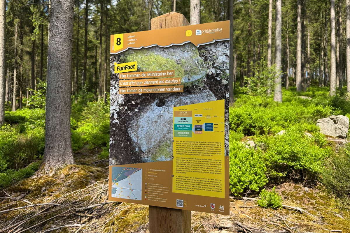 Infotafel an der Goldroute mit Informationen über den Abbau von Mühlsteinen