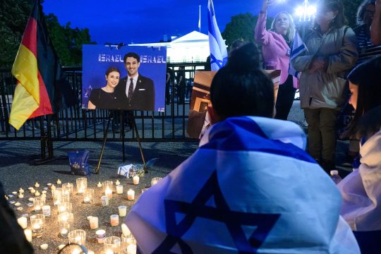 Kerzen und Foto der beiden Mitarbeiter der israelischen Botschaft vor dem Weißen Haus in Washington