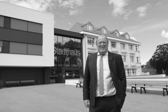 Werner Baumgarten vor dem Eupener Stadthaus
