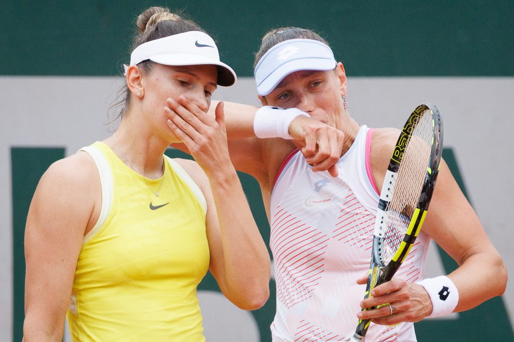 Die Rumänin Irina-Camelia Begu und die Belgierin Yanina Wickmayer während ihres Doppel-Tennismatchs