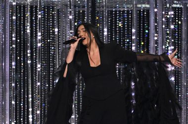 Sängerin Yuval Raphael während ihres Auftritts beim ESC mit dem Mikrofon in der Hand