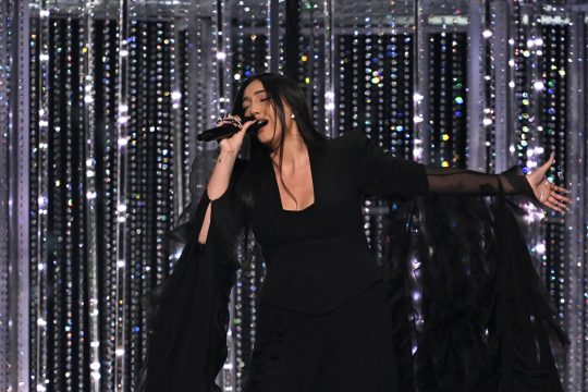 Sängerin Yuval Raphael während ihres Auftritts beim ESC mit dem Mikrofon in der Hand