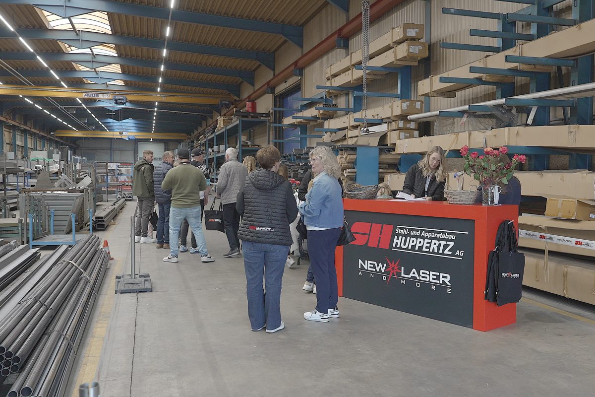 Interessierte Besucher informieren sich bei Ausstellern