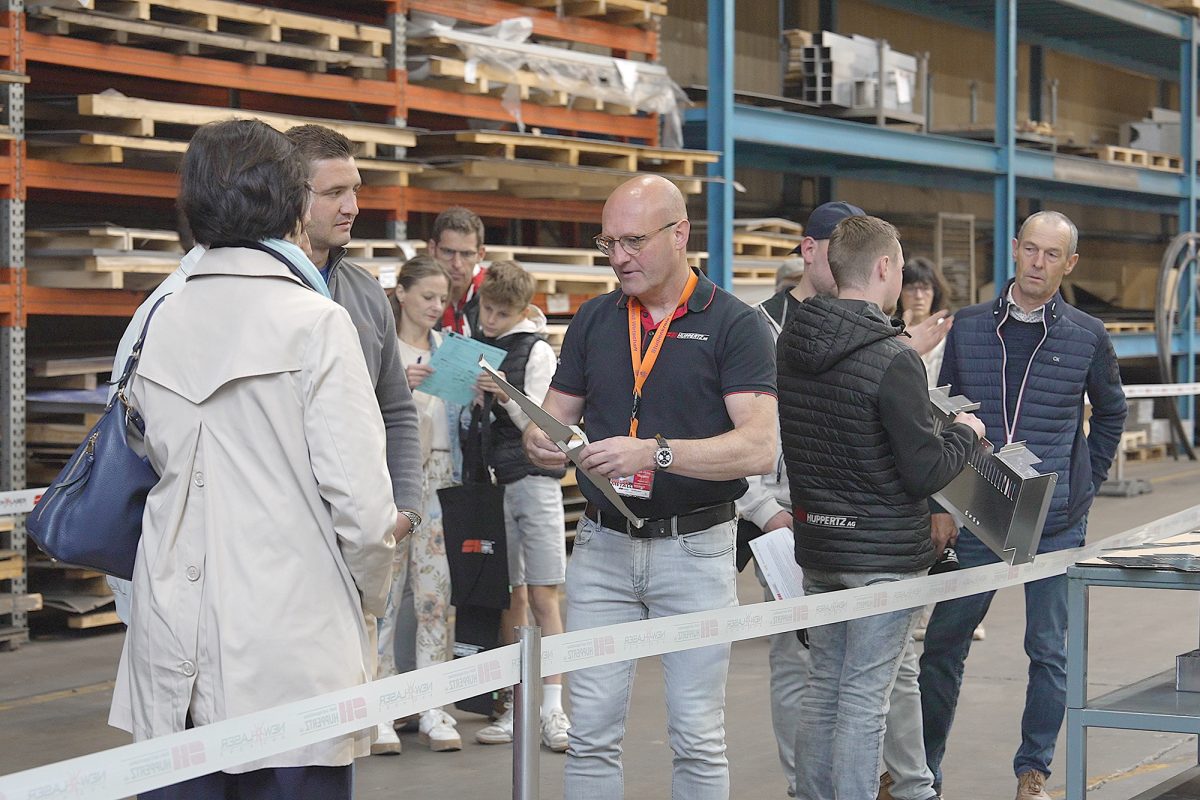 Interessierte Besucher informieren sich bei Ausstellern