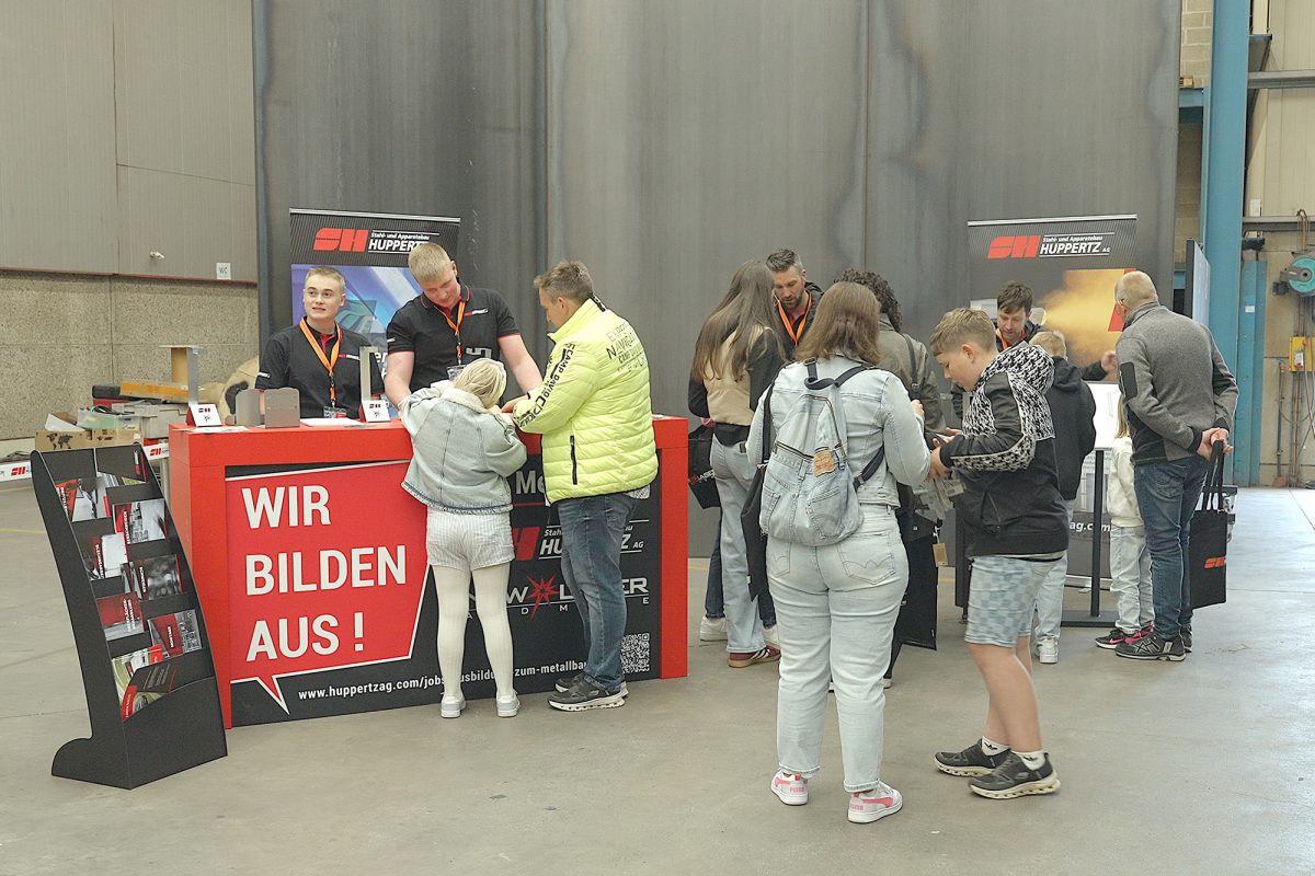 Interessierte Besucher informieren sich bei Ausstellern