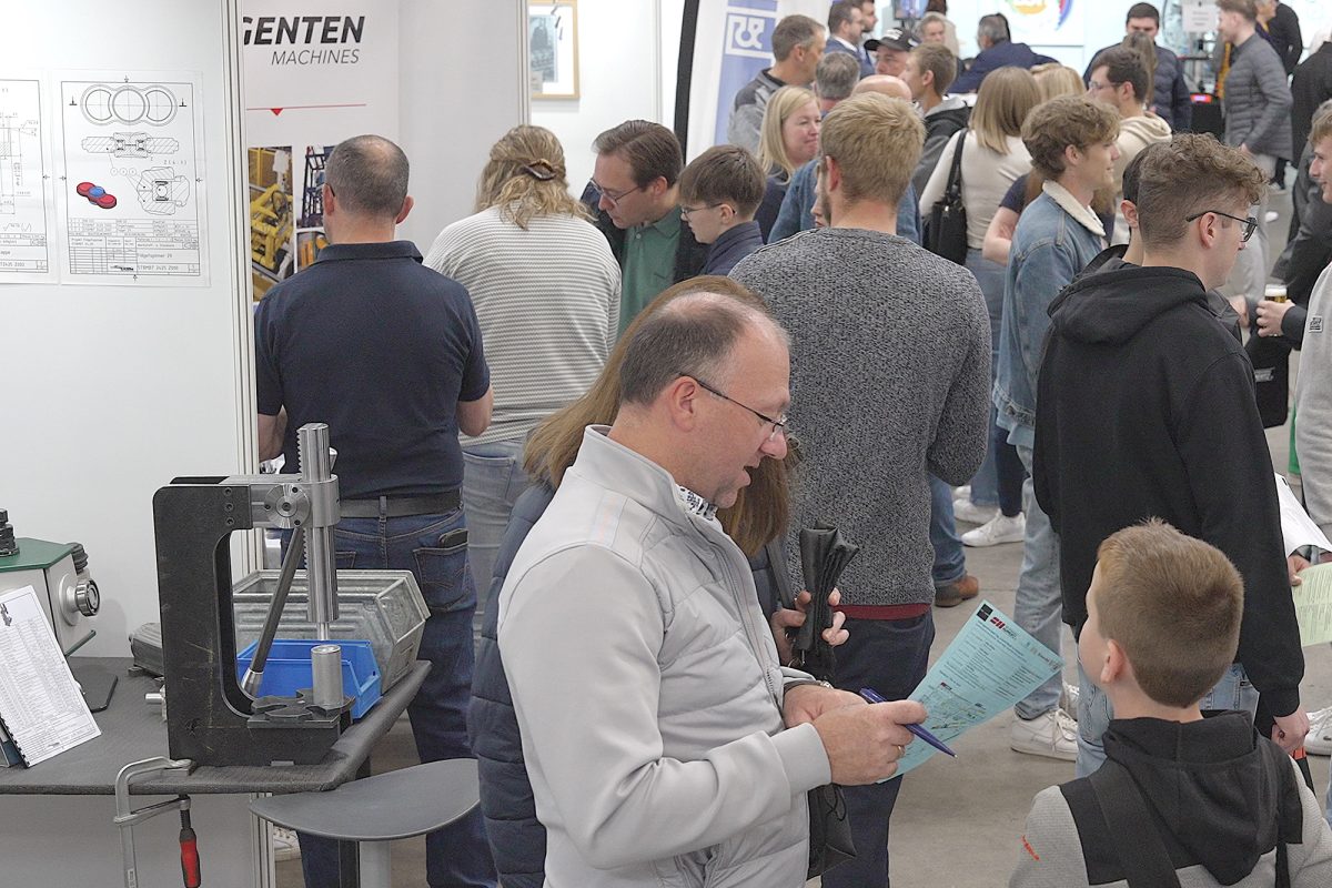 Interessierte Besucher informieren sich bei Ausstellern